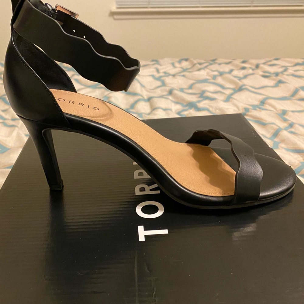 Black small heel stiletto.